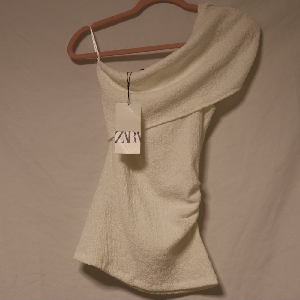 Off the shoulder, white top
Soothing material and comfortable